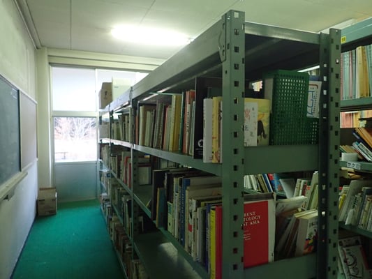 本棚少し整理できました。まだ大量にあるけれど