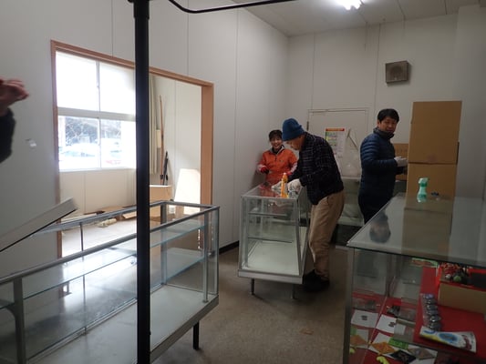 グッズ展示ケースなどの掃除整理