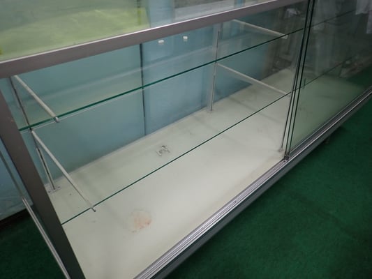 展示ケースから中身を取り出しきれいに掃除しました