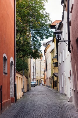 Regensburg, eine bunte Gasse.