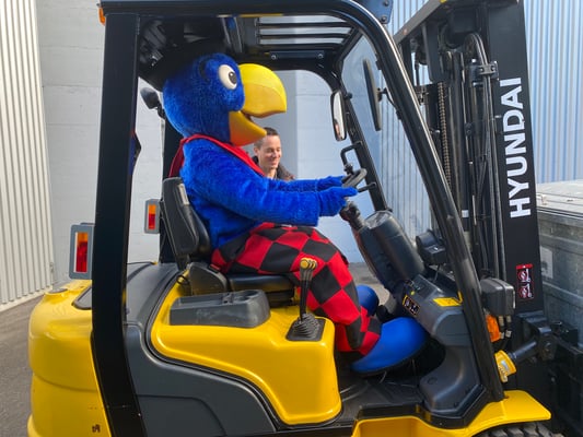 Globi wird zum Staplerfahrer in der Episode über die Kläranlage. 