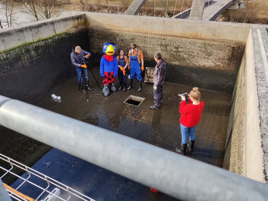 Nach dem Spass kommt der Ernst: Wir steigen in das Klärbecken ab. 