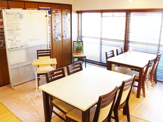 【多目的スペース】利用料金：2,500円(税抜)/時間（2時間～利用可能）★エステ・マッサージスクール、会議や講座などに使える★ホワイトボードやテレビ、プロジェクター等備品も充実!