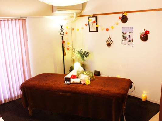 【レンタルサロン】レンタル料金：2,000円(税抜)/時間（2時間～利用可能）★完全個室のベッドや備品が無料付き★アロママッサージやネイル、エステシャンに大人気!女性限定なので安心!