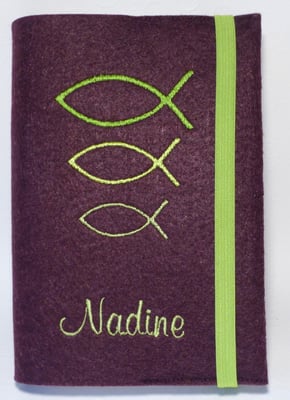 Stickmotiv Fische groß-klein in apfelgrün auf Filz in burgund, Schriftart Mural Script (Stickdatei von Taera-DIY)