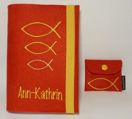 Stickmotiv Fische groß-klein in gelb auf rotem Filz mit passendem Rosenkranztäschchen Fisch (Stickdatei von Taera-DIY), Schriftart MarkerFinePoint-Plain