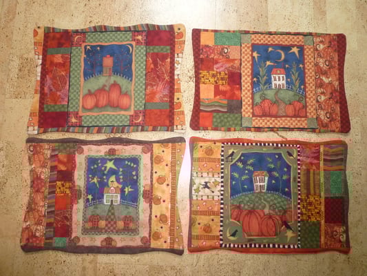 Diese schönen Tischsets sind leider schon verkauft. Ich habe jedoch vom Stoff noch ein größeres Motiv, z.B. für ein Wandbild. 