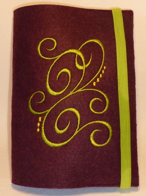 Stickmotiv Ranke in apfelgrün mit Gummi in apfelgrün auf Filz in burgund 