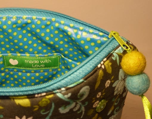 ... und einem Innenfutter aus Wachstuch sowie Seitentasche mit Klett. 