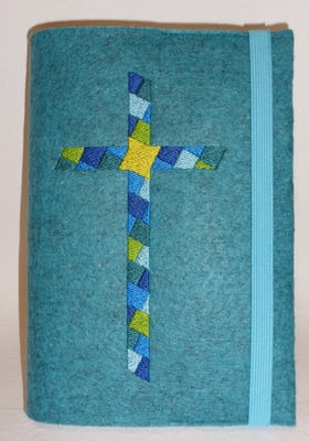 Stickmotiv Mosaik-Kreuz in türkis mit Gummi türkis auf Filz in lago-meliert