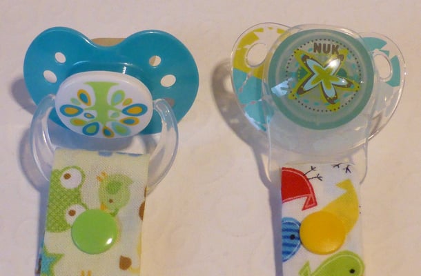 Befestigungen für Schnuller mit einem Ring (links) und für MAM- und NUK-Schnuller, zu denen man den Adapter braucht (rechts)