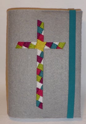 Stickmotiv Mosaik-Kreuz in purpur-petrol-grün mit Gummi in türkis auf Filz in grau