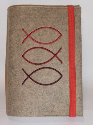 Stickmotiv Fischschwarm in koralle auf Filz in natur meliert (Stickdatei von Rock-Queen)