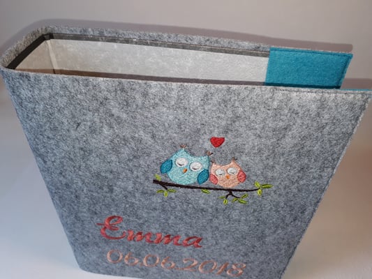 Ordnereinband (wie abgebildet 24,50€) für den Nachwuchs - entweder bei sich zuhause oder auch für die KiTa, um alle Schritte festzuhalten