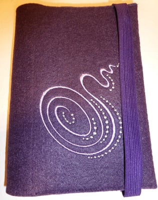 Stickmotiv Spirale in lavendel und Gummi in lila auf Filz in pflaume