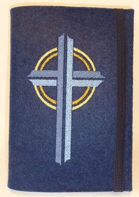 Stickmotiv Kreuz in hellblau mit Gummi in marine auf Filz in nachtblau