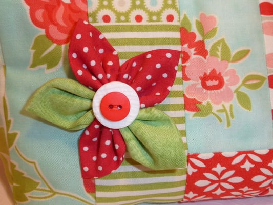 ...die Blüte hat eine Anstecknadel und ist somit abnehmbar...