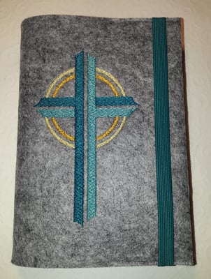 Stickmotiv Kreuz in petrol-gelb mit Gummi in petrol auf Filz in hellgrau-meliert