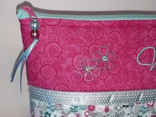 WTB...hier mit zwei gestickten Blüten (Stickdatei Tanja Resing himbeerdesign) mit Farbverlaufsgarn und Miniknöpfchen 