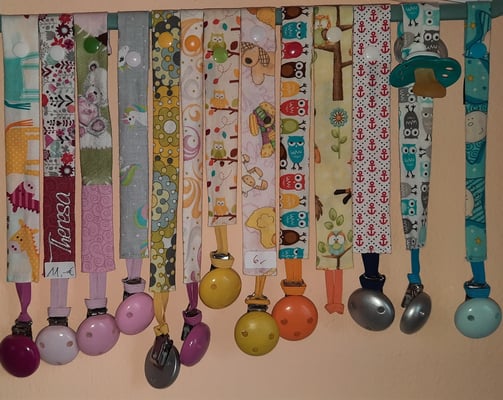 SK Schnullerketten und Stoffe nur noch teilweise vorrätig - bitte anfragen. 