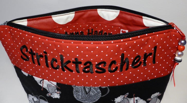 ...mit eingesticktem Namen: jetzt kann Oma das Strickzeug im Altersheim zur Strickrunde mitnehmen und wenn es wo liegenbleibt, weiß man gleich, wem es gehört...