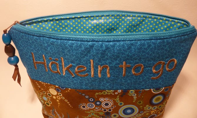 ...das Innenleben ist aus Wachstuch, damit die Wolle schon hineingleitet und keine Fusseln hängenbleiben (Motivstoff vergriffen, ähnliche verfügbar)