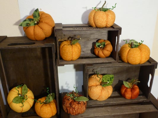 Kürbisse nähe ich nur noch auf Bestellung, es sind keine mehr vorrätig. Preise 5 - 7,50€. 