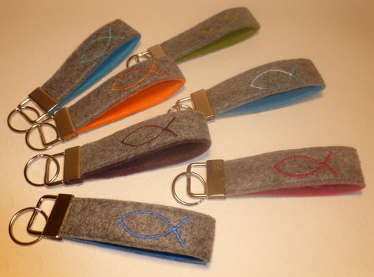 Schlüsselanhänger mit gesticktem Christus-Fisch (Stickdatei von Taera-DIY)