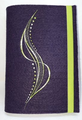 Stickmotiv Welle in Farbverlaufsgarn in grün auf Filz in pflaume