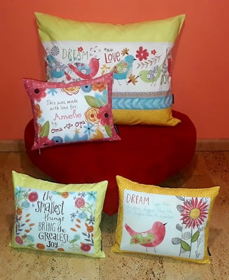 K Das große Kissen mit der Vogelbordüre ist so bestellbar, bei den kleinen Kissen (ca. 25x35 cm) gibt es statt diesen noch einige andere ähnliche Motive. 