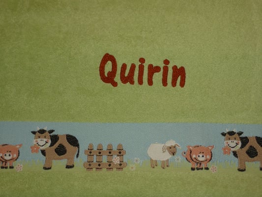 ... und mit Namen auf vorbedruckten Kinderhandtüchern, Schriftart AR Cena