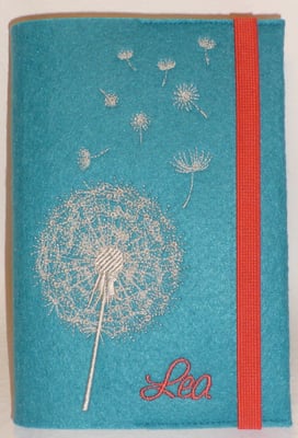 Stickmotiv Pusteblume uni in silber mit koralle kombiniert auf Filz in lago (Stickdatei von Rock-Queen), Gummi koralle, Schriftart Saginaw