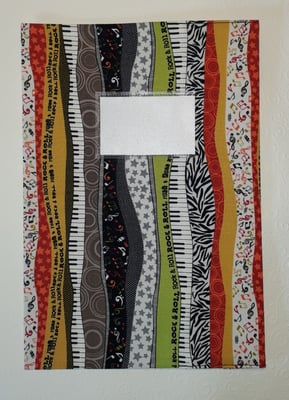 Umweltfreundlicher Hefteinband aus verstärktem Stoff (dieser Stoff reicht möglicherweise nicht für einen weiteren Einband, aber ich habe noch mehr Musik- u. Schulstoffe)