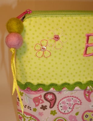 ... aufgestickten Blümchen mit Mini-Knöpfen... (Stickdatei von Tanja Resing - himbeerdesign)