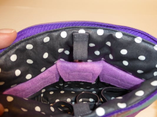 ...Diabetiker-Zubehör mit drei separaten Innentäschchen und verschiedenen Gummischlaufen.