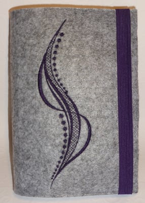 Stickmotiv Welle in pflaume mit Gummi in lila auf hellgrau-meliertem Filz