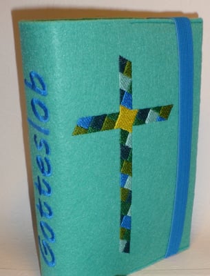 Stickmotiv Mosaik-Kreuz in grün-mint-blau-petrol mit Gummi mittelblau auf Filz in türkis, Schriftart AR Cena