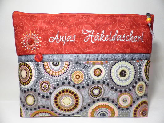 Tasche fürs Häkelzubehör - so hat man (auch unterwegs) alles beisammen, mit Innenfutter aus beschichteter Baumwolle, damit keine Fusseln hängenbleiben und Wolle schön hineingleitet (Stickdatei von Rock-Queen)