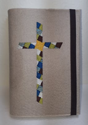 Stickmotiv Mosaikkreuz in blau-grün-braun-creme auf Filz in toffee, Gummi braun