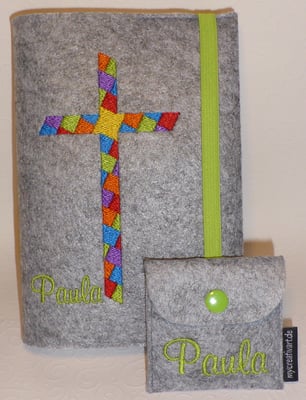 Stickmotiv Mosaik-Kreuz in Regenbogenfarben mit Gummi in grün auf Filz in hellgrau-meliert, Rosenkranztäschchen mit Schriftart Mural Script