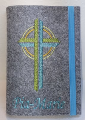 Stickmotiv Kreuz in grün-türkis auf Filz in hellgrau-meliert 