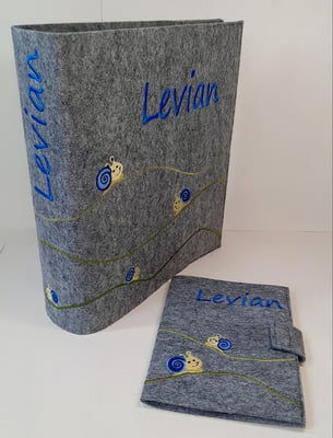 Ordnereinband (wie abgebildet 24,50€) für das "Portfolio" in der KiTa, wo alle Andenken aufbewahrt werden und Hefteinband (16€) für das Ich-Buch (auch fürs U-Heft möglich).