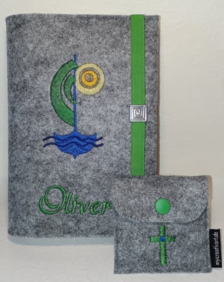 Stickmotiv Segelboot in grün-blau auf Filz in hellgrau-meliert mit Gummi in mittelgrün und Metalldeko AD mit Rosenkranztäschchen Kreuz (Stickdatei von Tanja Resing - himbeerdesign)