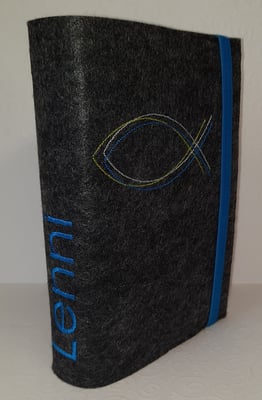 Stickmotiv Dreilagiger Fisch in grün-blau-silber auf Filz in dunkelgrau-meliert mit Gummi in blau