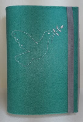 Stickmotiv "Taube" in perlmutt und drei Strasssteinchen auf Filz in türkis, Gummi in grau (Stickdatei von Rock-Queen)