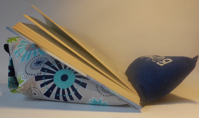 ...durch die "ausgetüftelte Schnittführung" hat man beim Lesen die Hände frei. 