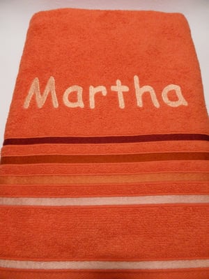 Name auf Badetuch mit fertiger Webbordüre, Schriftart Comic Sans