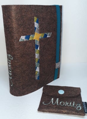 Stickmotiv Mosaikkreuz in petrol-mint-senf-silber auf Filz in braun-meliert