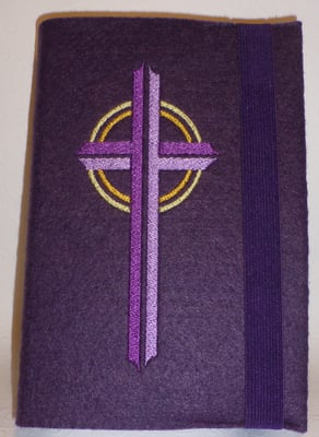 Stickmotiv Kreuz in lila-flieder auf Filz in lila für großes katholisches Gotteslob mit breitem Gummi in lila