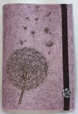 Stickmotiv Pusteblume uni in nougat auf Filz in rosenholz-meliert (Stickdatei von Rock-Queen), Gummi braun, Metalldeko Z